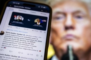 Le message sur X de la présidente de la Confédération Karin Keller-Sutter annonçant l'absence d'accord avec les Etats-Unis sur les droits de douane. Le couperet est ensuite tombé: Donald Trump a infligé un niveau de 39%, le plus lourd pour un pays européen. KEYSTONE/JEAN-CHRISTOPHE BOTT